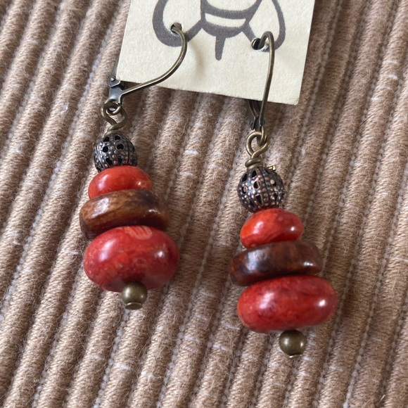NWT Sponge Coral Wood & Metal Filigree Bead Drop Earrings with Brass Leverba… - Picture 2 of 2